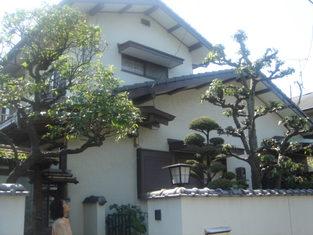 福岡市東区松崎 T様邸の庭木の剪定、庭木の消毒を行いました。