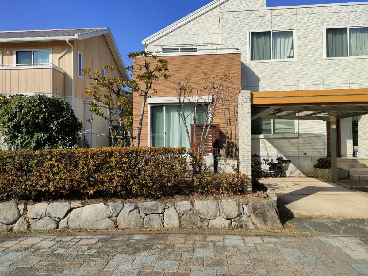 福岡市東区Y様邸の庭木の剪定、草刈・草取・芝刈、冬の剪定を行いました。