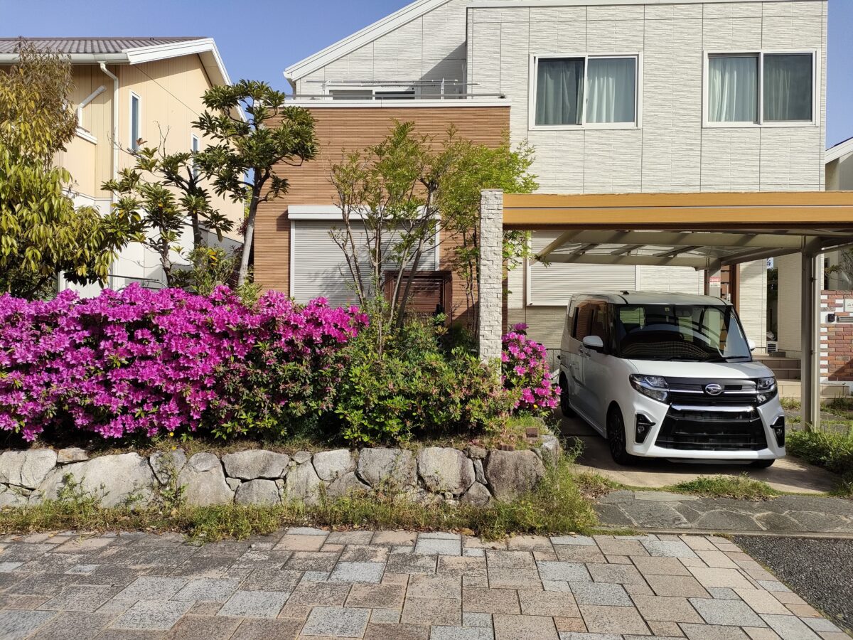 福岡市東区のY様邸の剪定、草刈り作業を行いました。